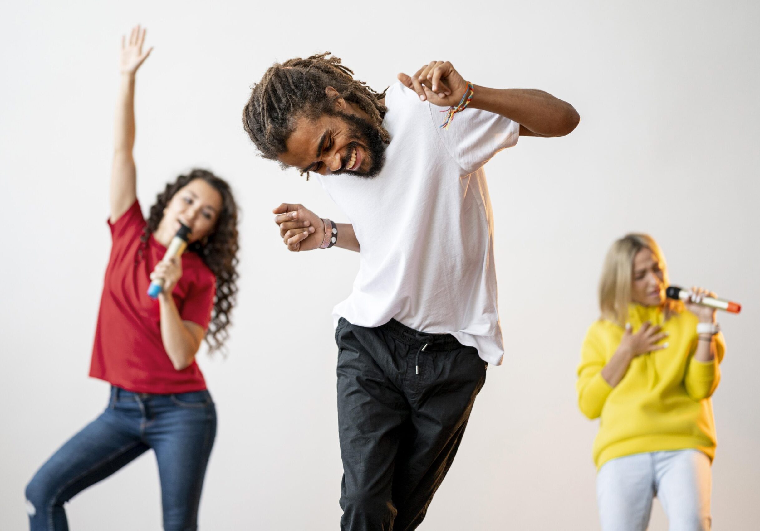 gente bailando-cantando <a href='https://www.freepik.es/fotos/persona'>Foto de Persona creado por freepik - www.freepik.es</a>